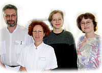 v.links n.rechts:Birgit Ischner, Sekretärin; cand. med. Stefanie Täschner; Marga Bauer, Kinderkrankenschwester; Dr. med. Friedmar R. Kreuz, Projektleiter.